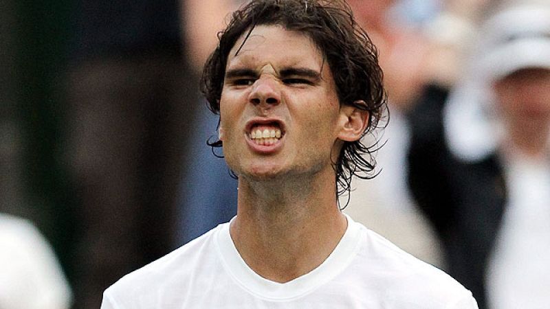 Nadal ha alcanzado los cuartos de final de Wimbledon al dejar atrás a Del Potro, que se lo puso muy difícil al español. Dos lesiones de ambos durante el partido dieron un tono épico al mejor partido del torneo hasta el momento. Nadal jugará contra Fi