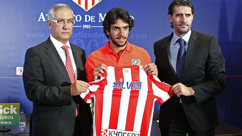 El Atlético de Madrid ha presentado a su nuevo jugador Silvio, mientras De Gea negocia su futuro en Manchester y Agüero en Turín. Por otro lado, Javi Martínez ha sido redibido como un héroe en su tierra y el Getafe ha presentado a Diego Castro.