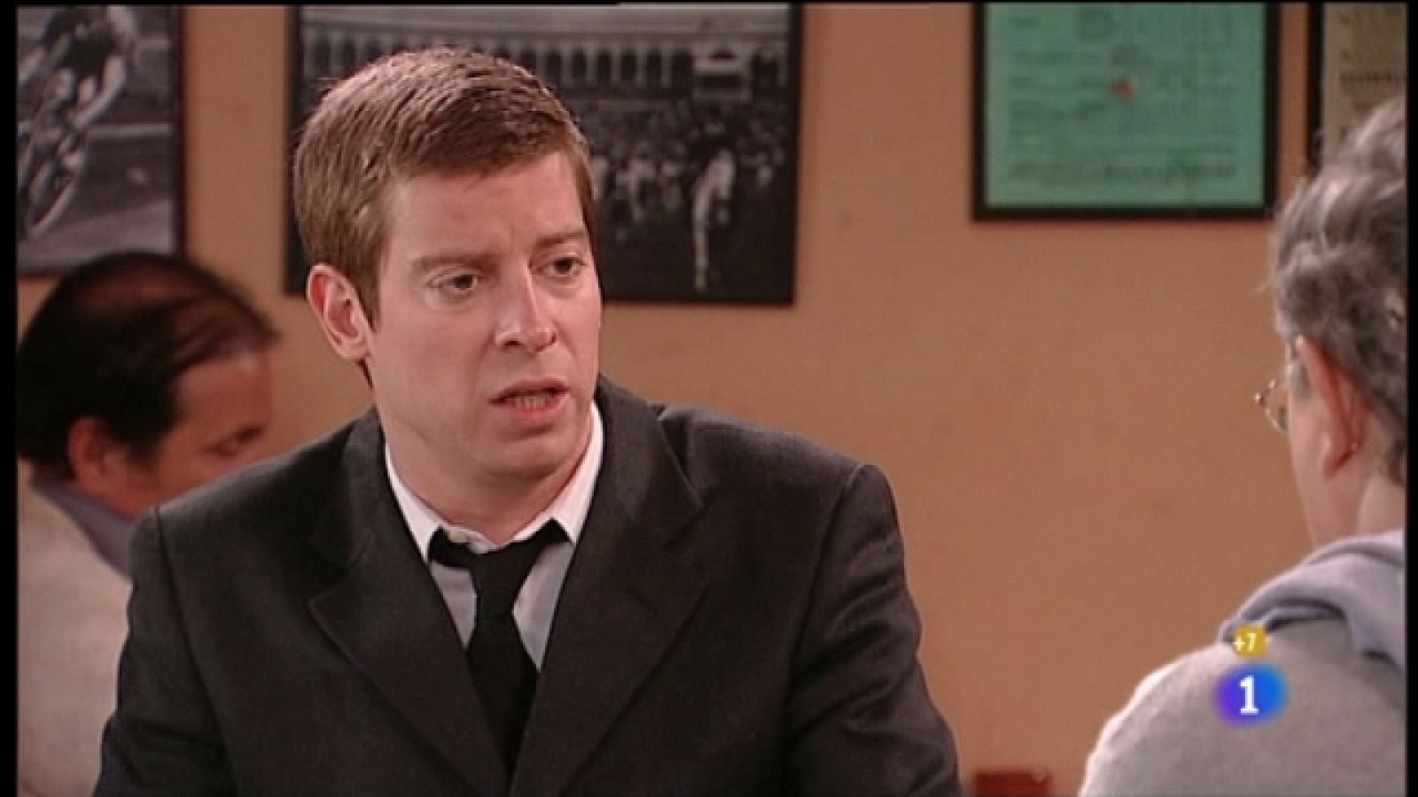 Amar en tiempos revueltos - T6 - Capítulo 214 - Gloria se presenta inseperadamente en Madrid y va a buscar a Andrés - Ver ahora