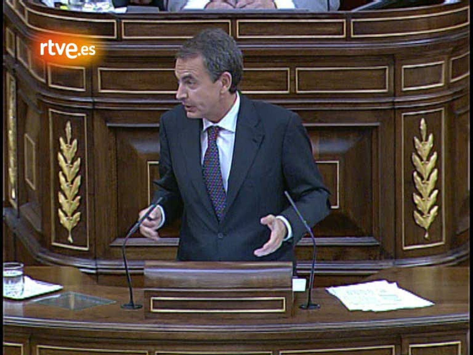  Rajoy pide elecciones y Zapatero una oposición responsable