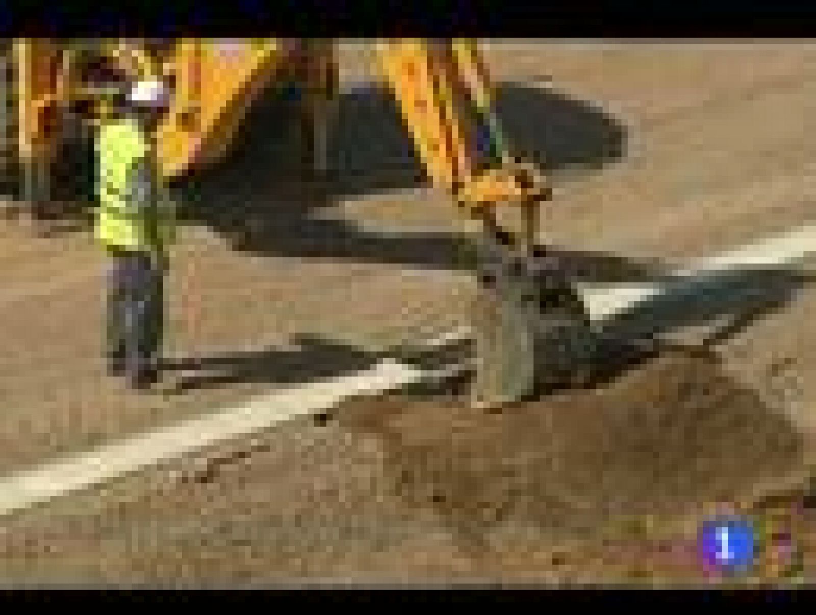 El Gobierno conservador portugués de Passos Coelho ha paralizado las obras del AVE Madrid-Lisboa dentro de su plan de austeridad. En España, el Ministerio de Fomento ha anunciado que se pedirán explicaciones al Gobierno portugués ya que se trata de