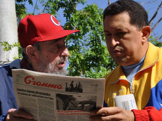 Informativo 24h - Hugo Chávez y Fidel Castro leen el periódico cubano Granma en una de las imágenes del vídeo