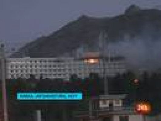 Imagen del incendio en el Hotel Intercontinental de Kabul, atacado por los talibanes