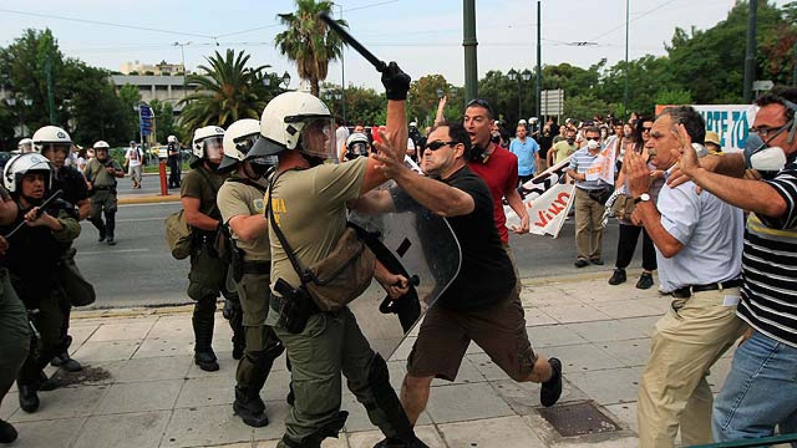 Los manifestantes tratan de impedir el acceso a los diputados griegos en la segunda jornada de huelga