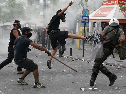 La tarde en 24h - Grecia aprueba el plan de ajuste