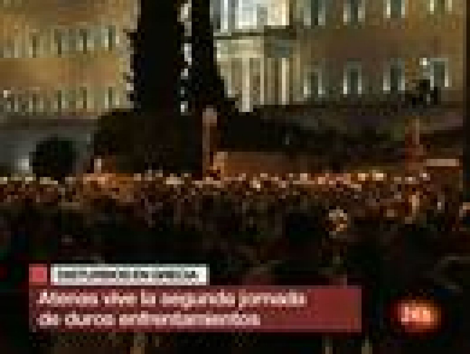  La capital griega, Atenas, ha vivido este miércoles una jornada de grandes disturbios  tras la aprobación por parte del Parlamento del plan de ajuste. Los disturbios han tenido su epicentro en la Plaza Sintagma, donde está la sede del Parlamento. Allí también  están instalados los indignados griegos. Los enfrentamientos pronto se han propagado por toda Atenas, que ha vivido una batalla campal. Las calles de la capital son escenario de carreras, heridos, bombas incendiarias y constantes enfrentamientos entre los manifestantes y la policía griega, en la segunda jornada consecutiva de huelga generalista