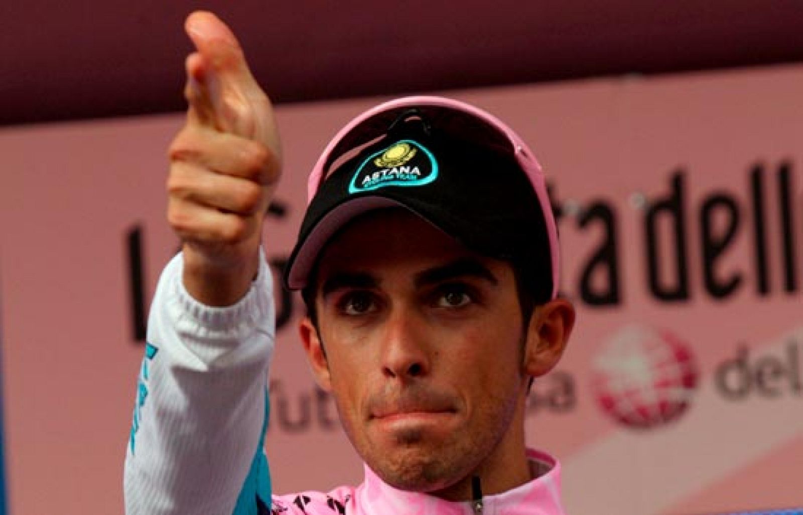 Alberto Contador salva las etapas de los Alpes y conserva su diferencia de cuatro segundos con el italiano Riccardo Riccò.