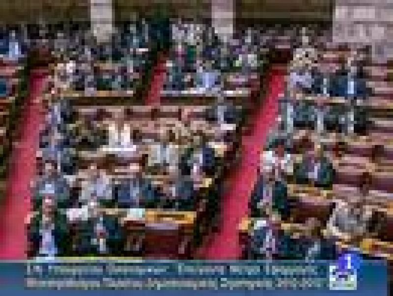 El parlamento griego vota la ley para aplicar el plan de ajuste