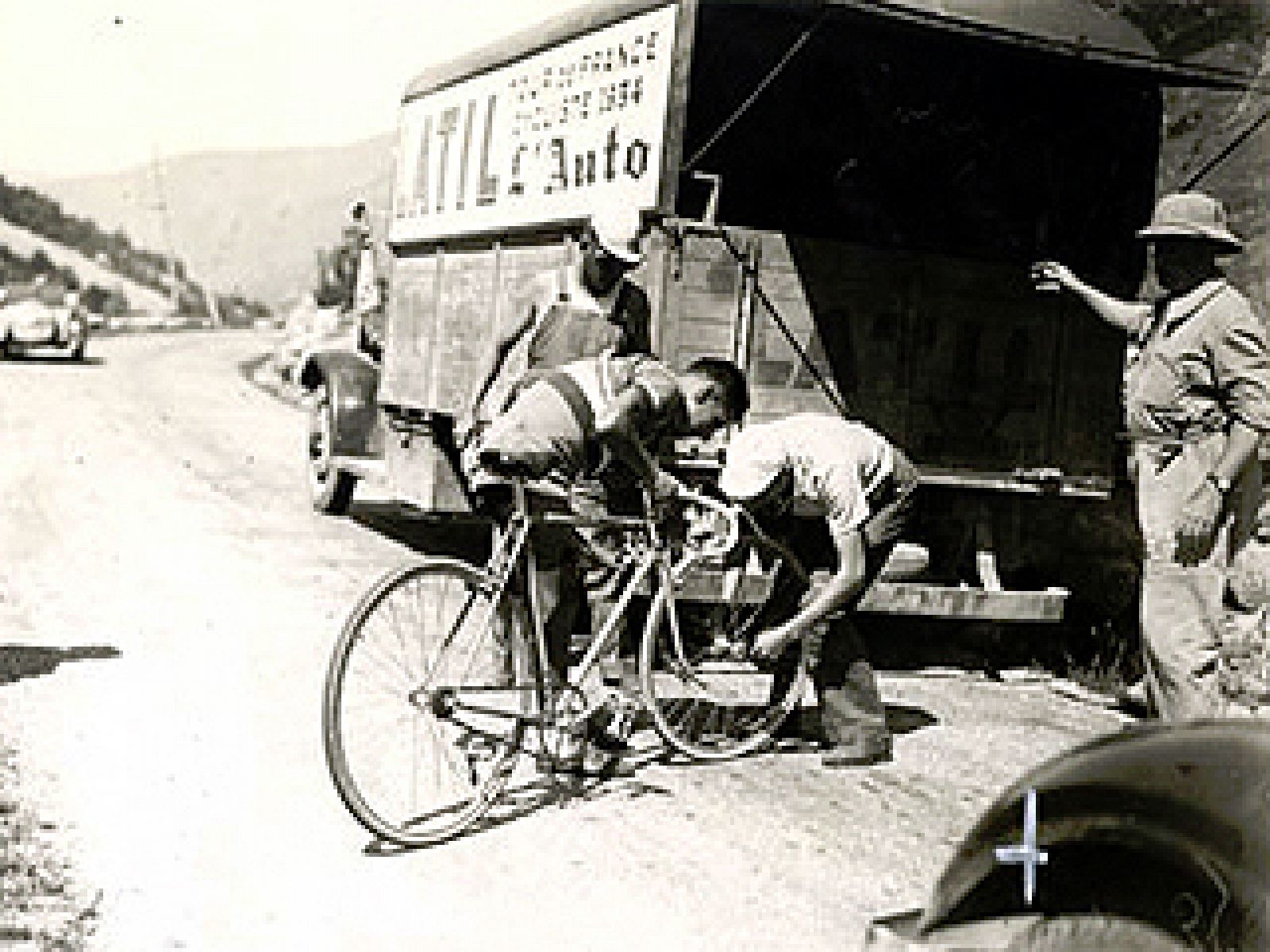 Durante el Tour de Francia de 1934, en el corazón de los Pirineos, se subía el puerto d'Aspet. René Vietto que iba escapado recibió una orden de su director técnico, tenía que pararse y ceder su rueda delantera al líder del equipo francés Magne porqu