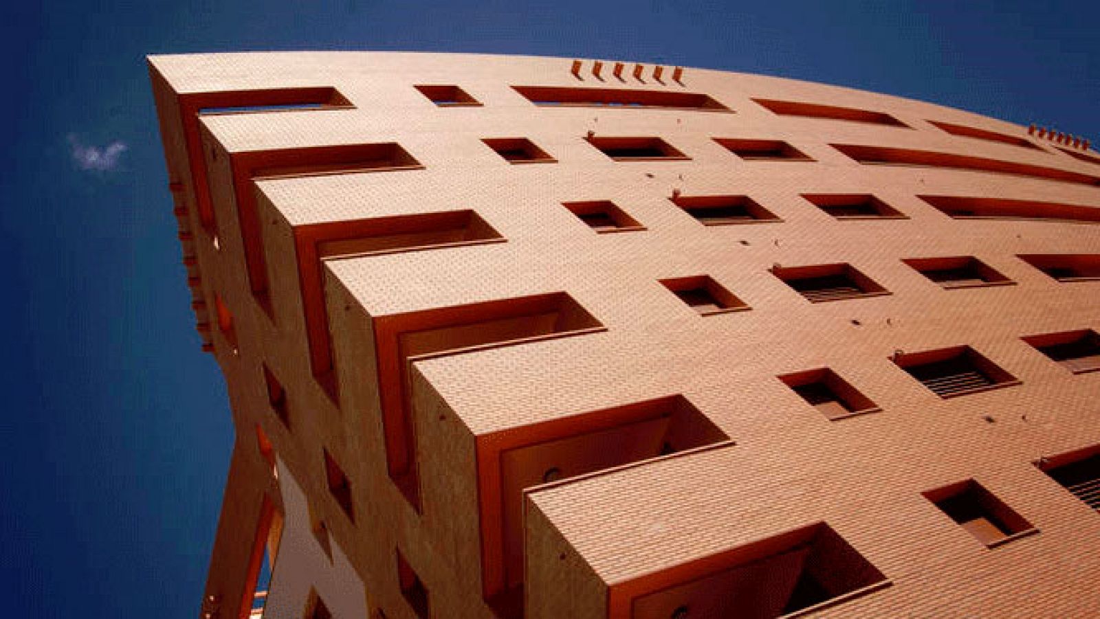 El euríbor a 12 meses, el indicador más utilizado en España para calcular las hipotecas, terminó en junio con su tasa mensual situada en el 2,144%, lo que supone su primera caída en el año, aunque encarecerá las cuotas de estos préstamos en más de 7