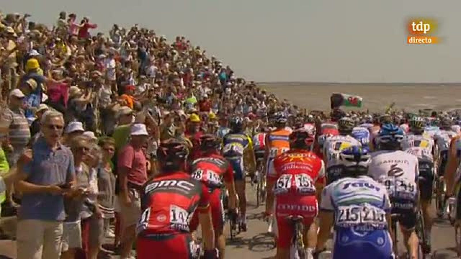 El famoso Passage du Gois ha acogido el comienzo de la 98ª edición del Tour de Francia y el pelotón ha superado el paso de manera neutralizada. No ha habido sustos ni caídas, tan solo hemos visto unas imágenes espectaculares.