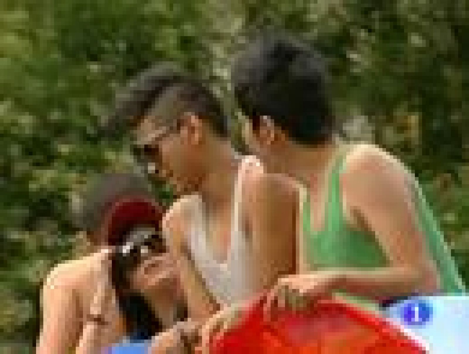 Centenares de miles de personas han salido a  las calles de Madrid en un ambiente festivo para celebrar el Orgullo Gay.