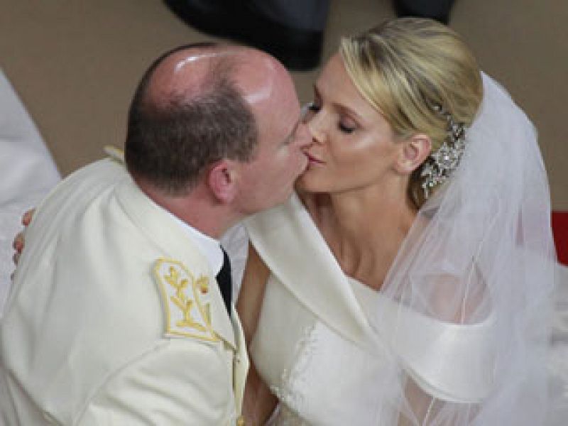 Tras el enlace civil, el príncipe Alberto de Mónaco y la princesa Charlene se dan el segundo "sí quiero" en una ceremonia religiosa en el Palacio Grimaldi. 