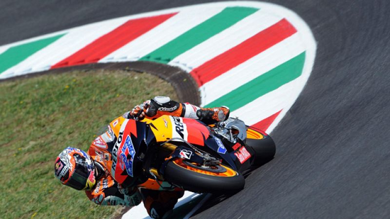 El australiano Casey Stoner (Honda) logró su quinta "pole" de la temporada en el Gran Premio de Italia de MotoGP, en unos entrenamientos oficiales condicionados por la lluvia, que dejó a los pilotos en sus garajes durante buena parte de la sesión.