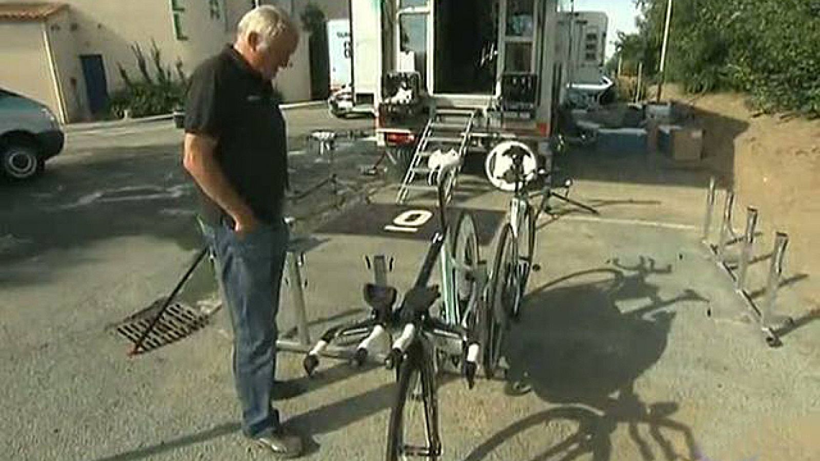 Tras la primera etapa del Tour de Francia 2011, en la que Alberto Contador se vio cortado y perdió 1'14'' respecto a Andy Schleck, tanto el corredor como su padre se ha mostrado prudente ante las cámaras de TVE: "Todavía queda mucha carrera".