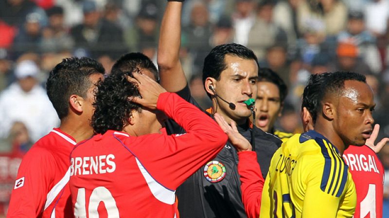 Colombia es el primer líder del grupo A después de cumplir con lo justo ante la joven selección de Costa Rica, que jugó muchos minutos en inferioridad, mientras que Argentina se atascó en el debut ante su gente pese al gran gol de Agüero en la recta