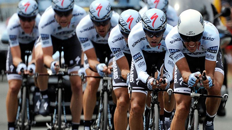 Gran actuación del equipo Saxo Bank en la CRE de la segunda etapa del Tour de Francia 2011.