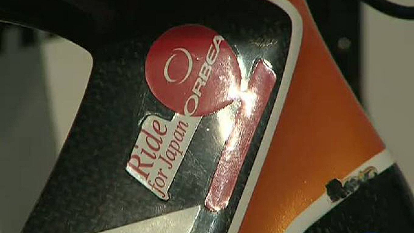 El equipo Euskaltel Euskadi no ha tenido un buen comienzo en el Tour de Francia 2011 pero son un ejemplo. Sus bicicletas portan pegatinas de ayuda a los afectados por el terremoto de Japón.