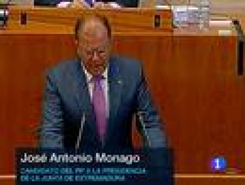 El candidato del PP a la Junta de Extremadura, José Antonio Monago, hace un guiño a IU en el debate de investidura 