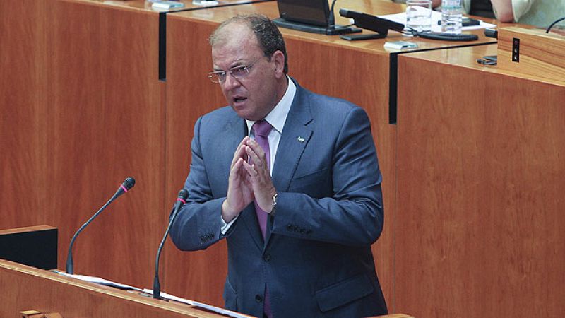 El candidato del PP a la Junta de Extremadura, José Antonio Monago, hace un guiño a IU en el debate de investidura 