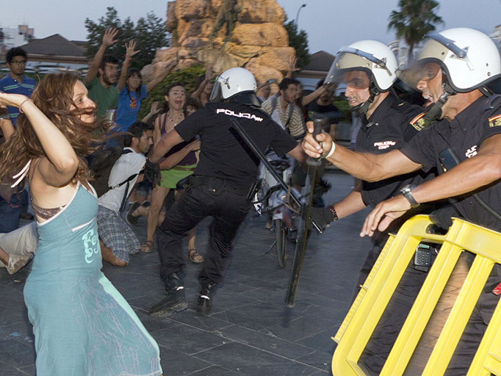 Dos "indignados" detenidos tras el desalojo de la protesta en Palma - Informativo 24h | Ver