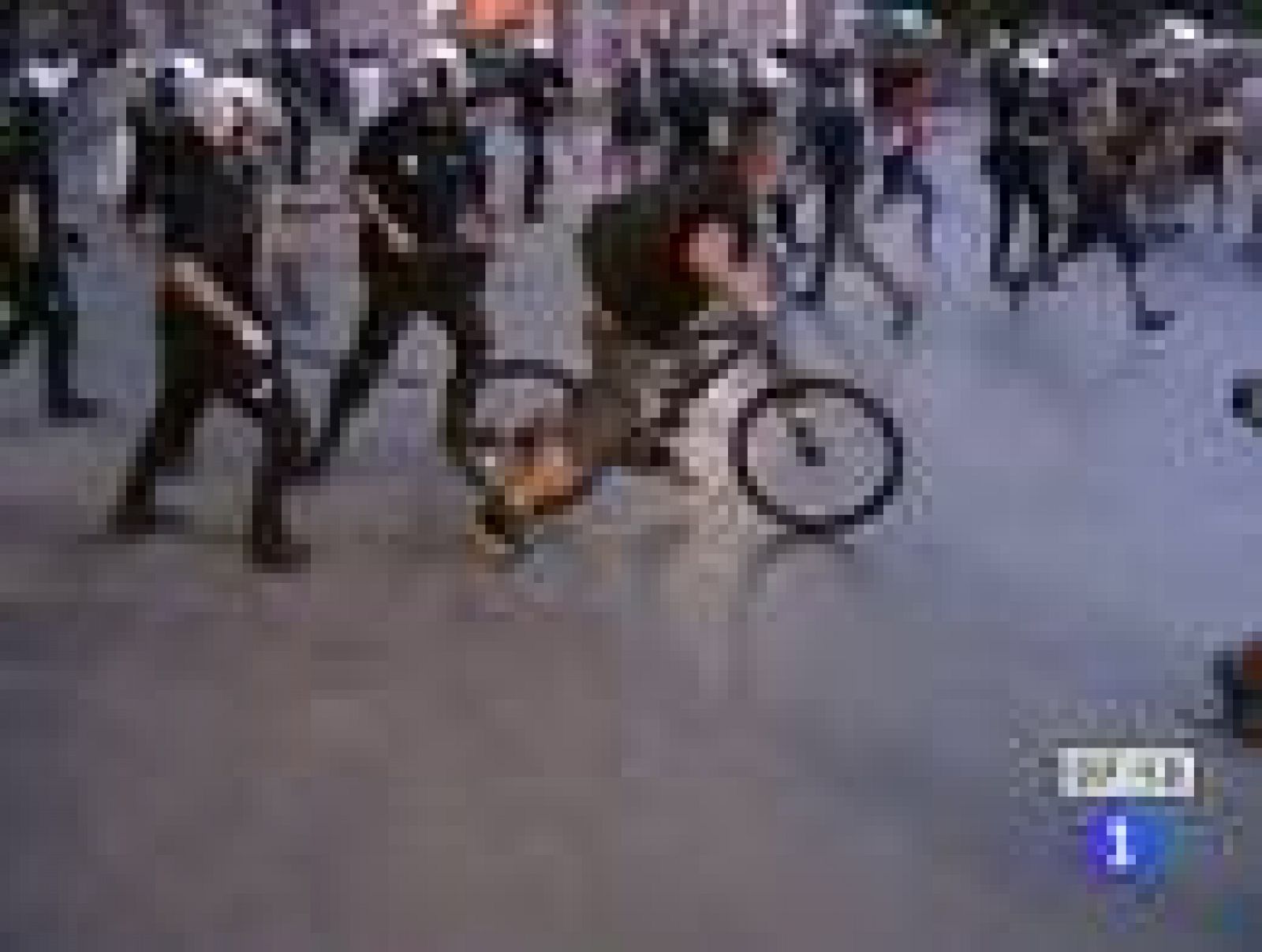 Telediario 1: Dos "indignados" detenidos tras el desalojo de la protesta en Palma | RTVE Play