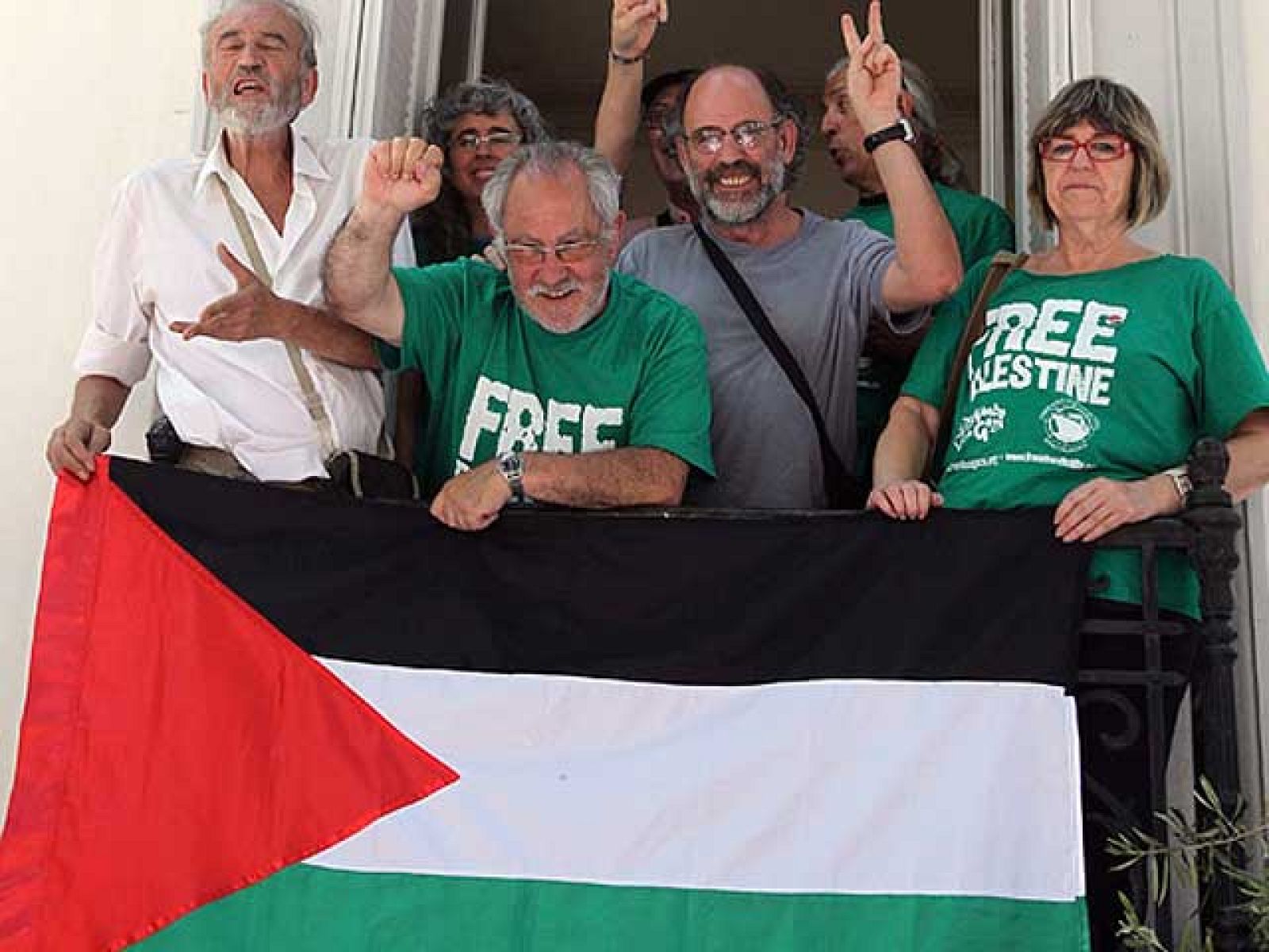  Activistas españoles de La Flotilla ocupan la Embajada de España en Atenas