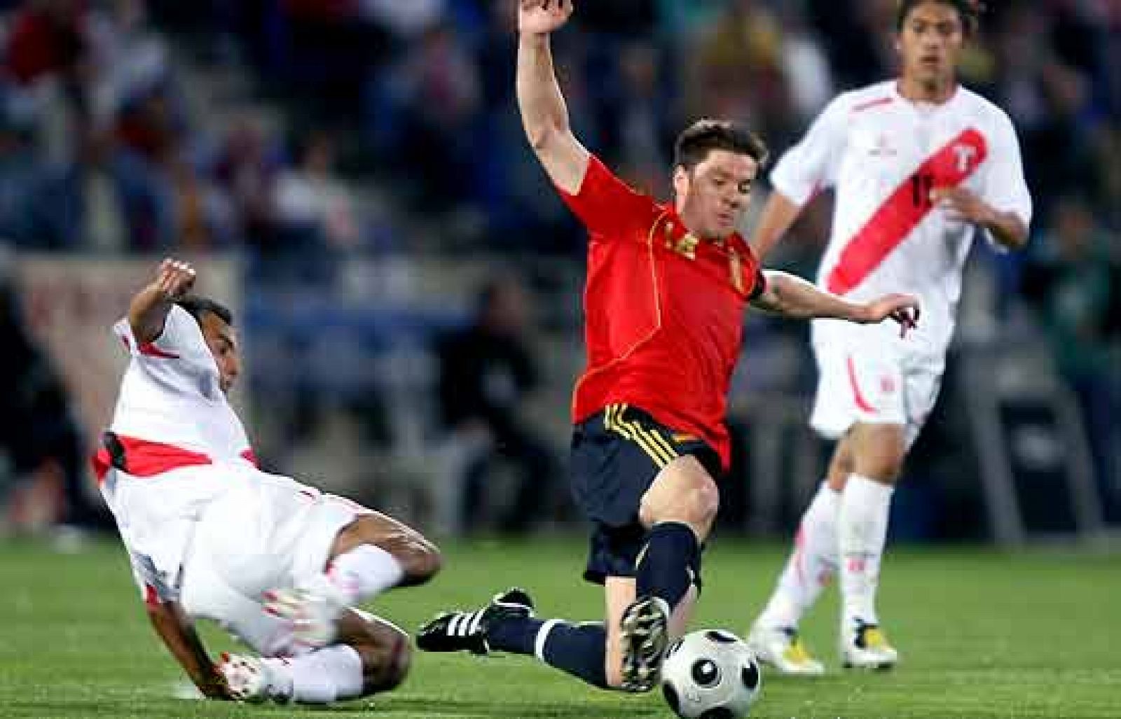 España gana a Perú (2-1)