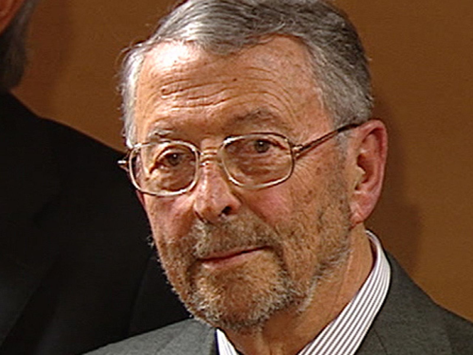 El presidente de la Corporación RTVE, Alberto Oliart, ha presentado hoy su dimisión en la reunión del consejo de Administración por razones personales, ha dicho, y tras una madura reflexión.Oliart ha explicado, esta mañana, que se trata de una decisión irrevocable y de efecto inmediato. Alberto Oliart también le ha comunicado por carta su decisión al presidente del Congreso de los Diputados. En esta carta destaca que el objetivo de su mandato ha sido que RTVE fuera plural, independiente y de la mayor calidad posible, con austeridad y ahorro.El  presidente de la corporación fue nombrado el 24 de noviembre de 2009 con el consenso del PSOE y el PP. 