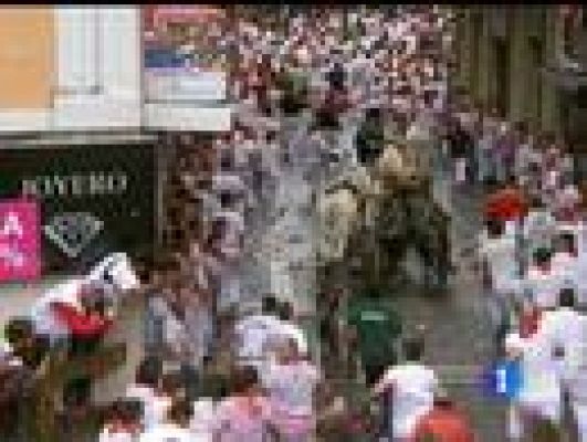 San Fermín - La manada avanza unida por la curva de Estafeta