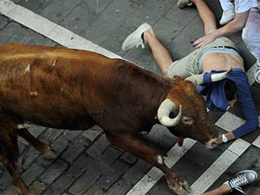 San Fermín - Tensa entrada del toro Esquilo en la Plaza