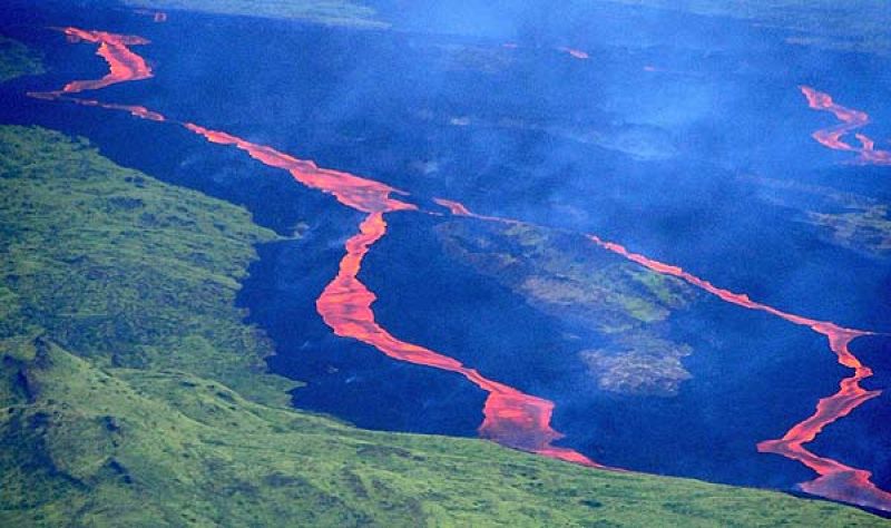 El volcán  Cerro Azul, de Galápagos, en erupción