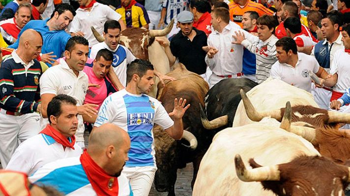 Multitudinario y rápido tercer encierro de San Fermín 2011