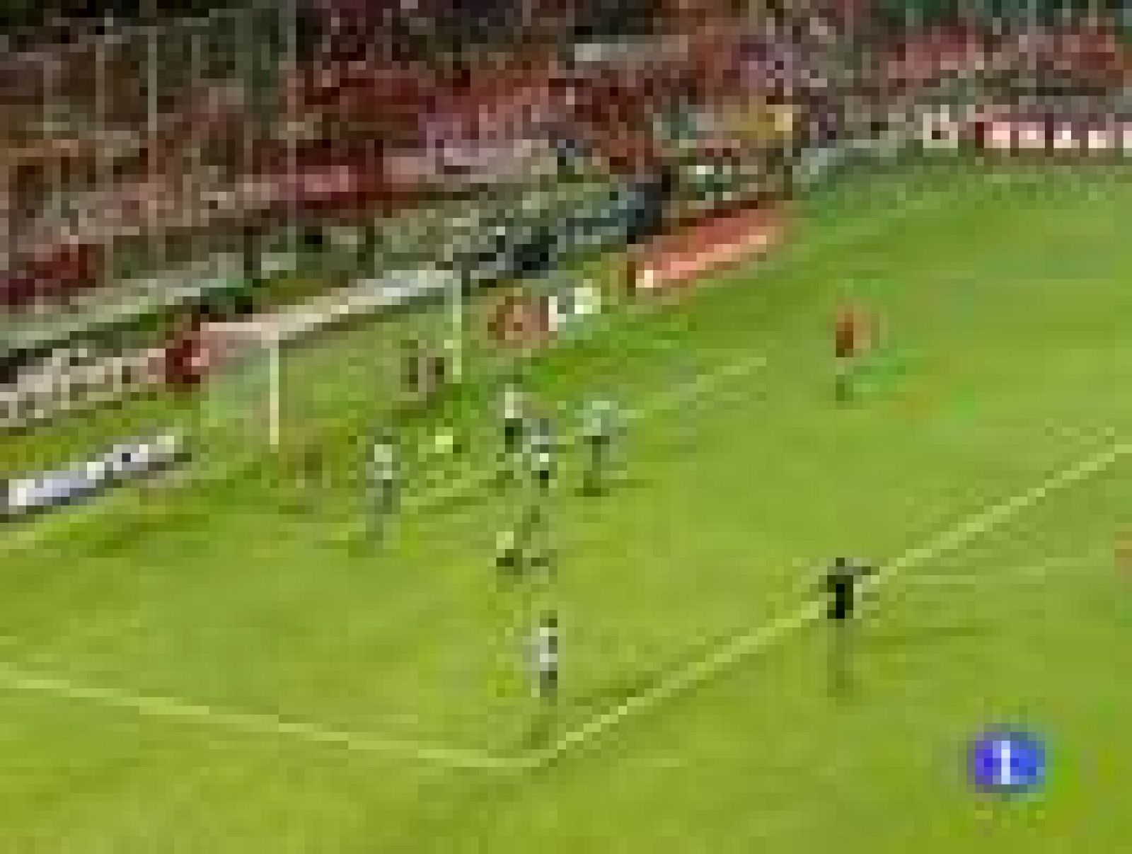 El jugador pretendido por el Barcelona, Alexis Sánchez, ha liderado a Chile, que con su empate con Uruguay se mantiene en lo alto del Grupo C.