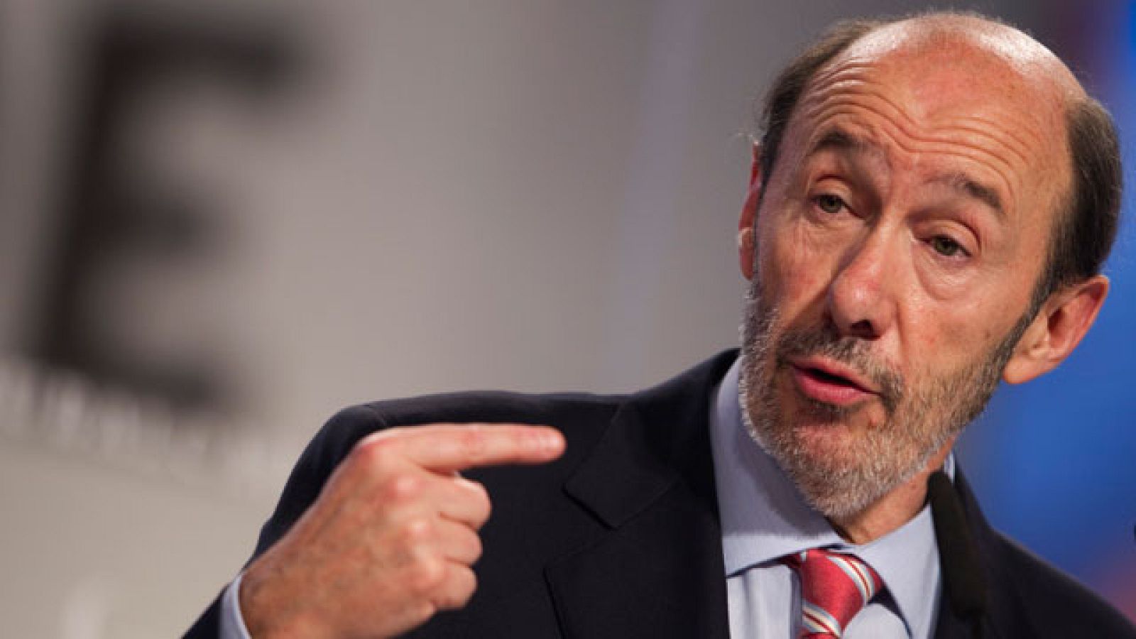 Rubalcaba centra su discurso en la economía y las políticas sociales