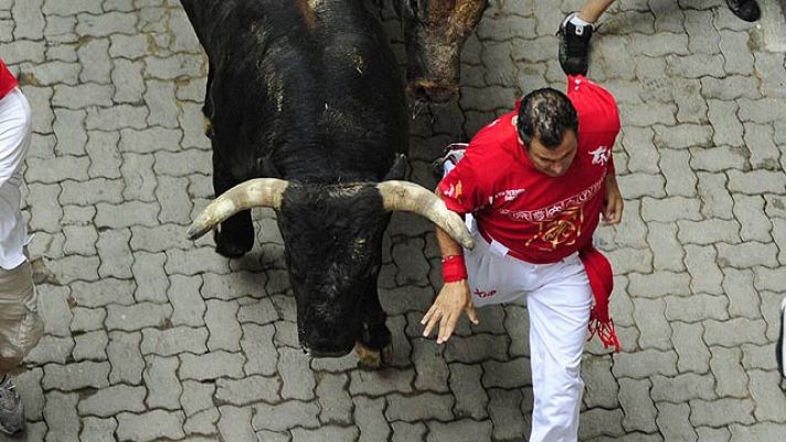 San Fermín - Tenso y rápido cuarto encierro de San Fermín 2011, de los Miura