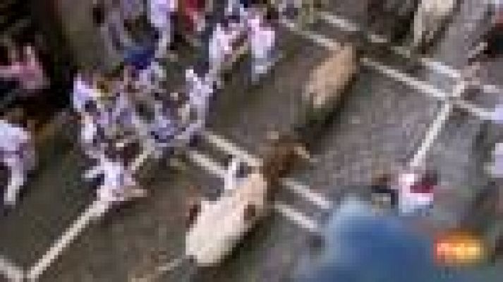 San Fermín - Un mozo es arrollado por la manada