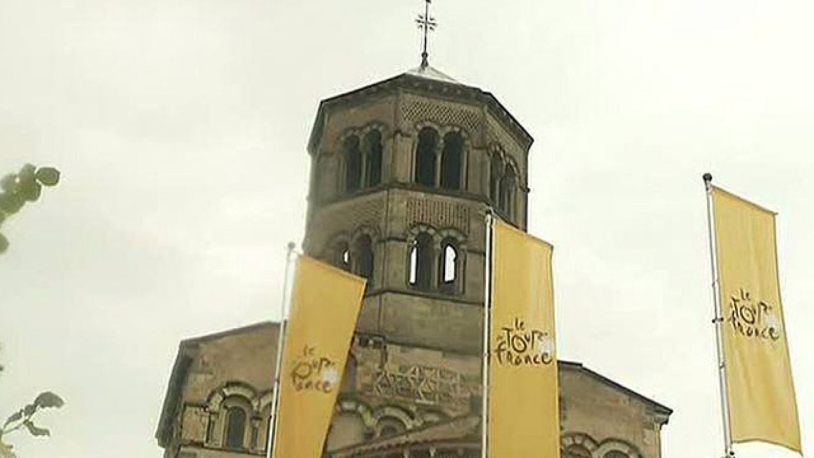 La caravana del Tour viste de amarillo cada localidad por la que pasa, especialmente la que acoge la salida.