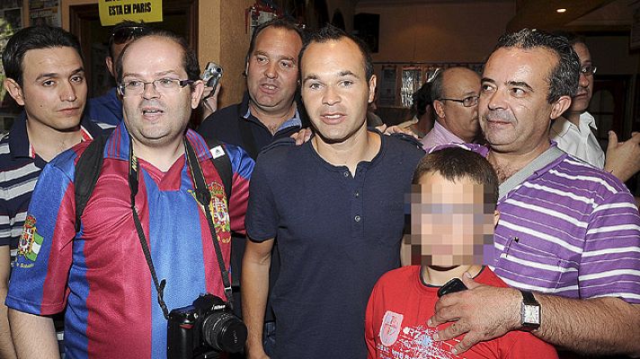  - Iniesta, homenajeado un año después