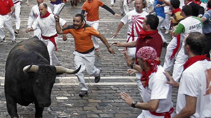 Rapidísimo y limpio quinto encierro de San Fermín 2011