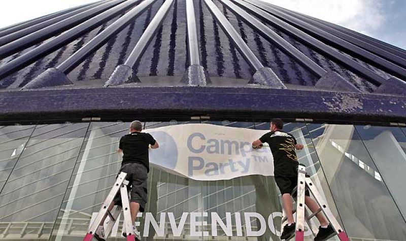   La decimoquinta edición de la Campus Party da comienzo el este lunes y contará con la asistencia de 5.800 personas. Esta entrega de la Campus Party tendrá lugar en la Ciudad de las Artes y las Ciencias de Valencia.