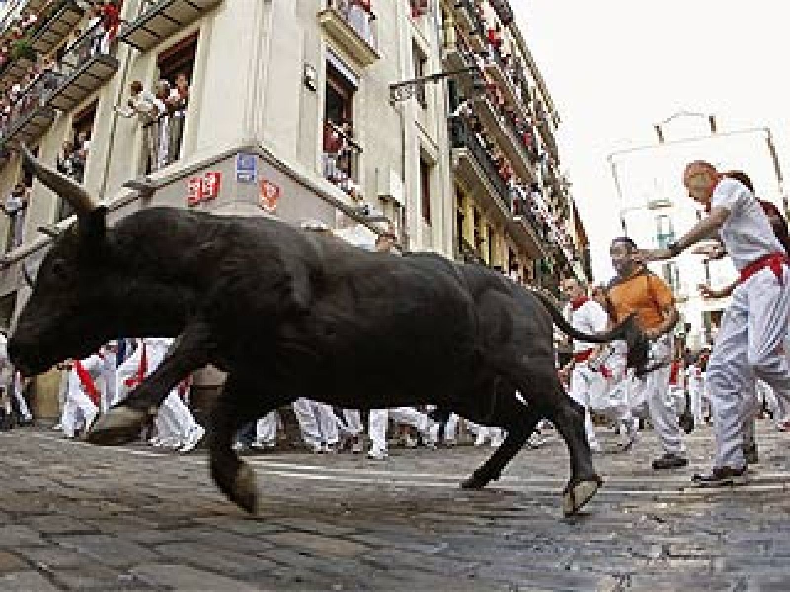 Un toro se adelanta veloz y arrolla a un mozo | Ver