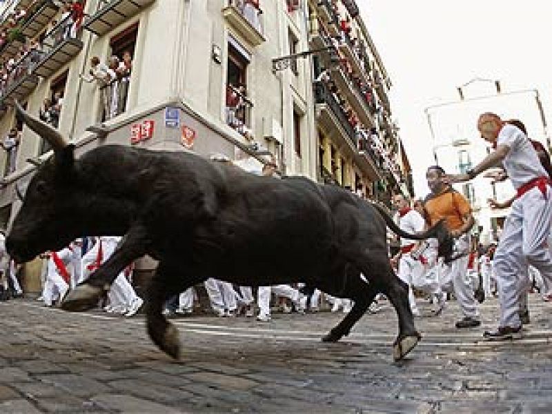 Un toro se adelanta veloz y arrolla a un mozo