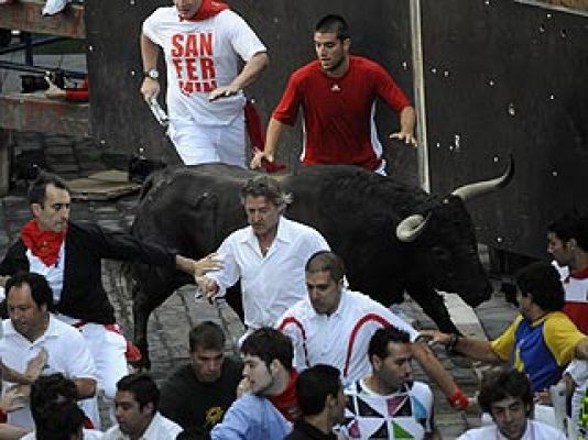 San Fermín - El toro arrolla a un corredor en la curva de Estafeta