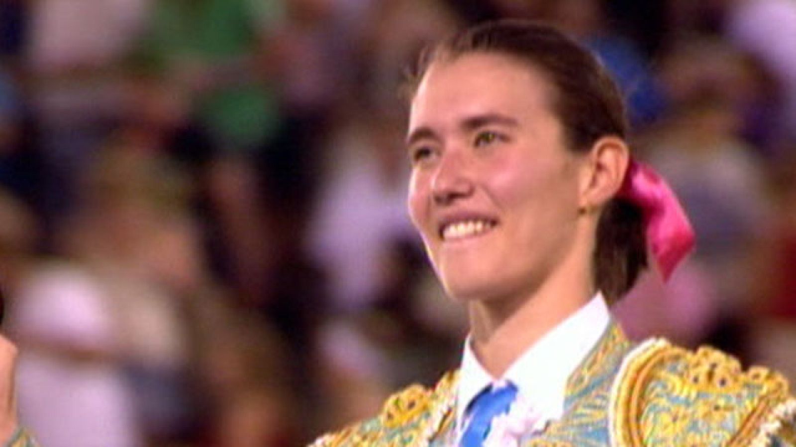 Una mujer sale por la Puerta Grande en las Ventas. | Ver