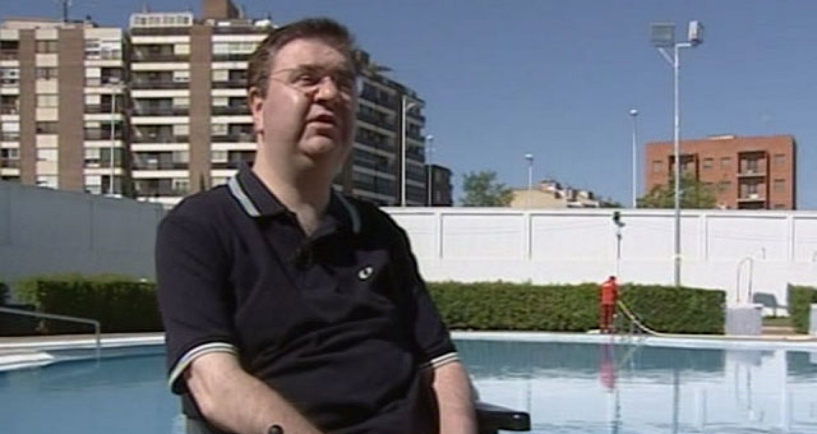 El calor nos anima a bañarnos en las piscinas, las playas o embalses.Por eso la Asociación de Lesionados Medulares recuerda que cada año entre 80 y 100 personas se quedan tetrapléjicas a causa de las malas zambullidas. El 70% tiene entre 14 y 30 años y la inmensa mayoría, son hombres. 