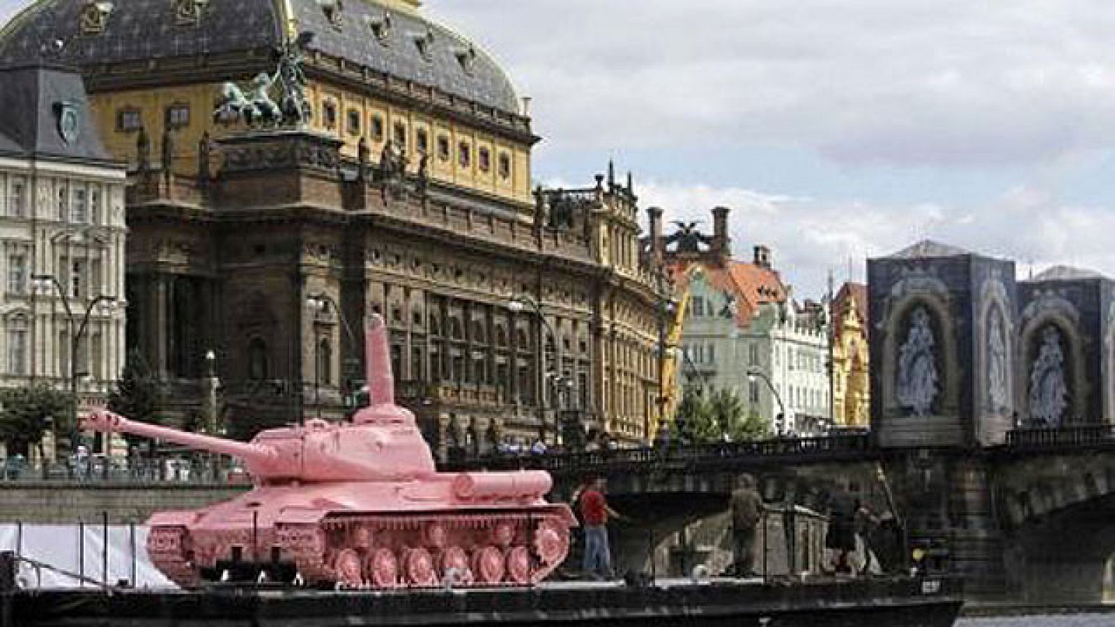 On Off: Un tanque rosa en Praga