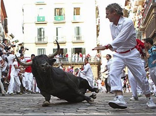 Un toro acelerado resbala en la curva de Estafeta