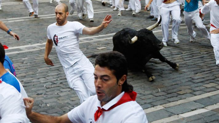 Acelerado y accidentado sexto encierro de San Fermín 2011, de Victoriano del Río