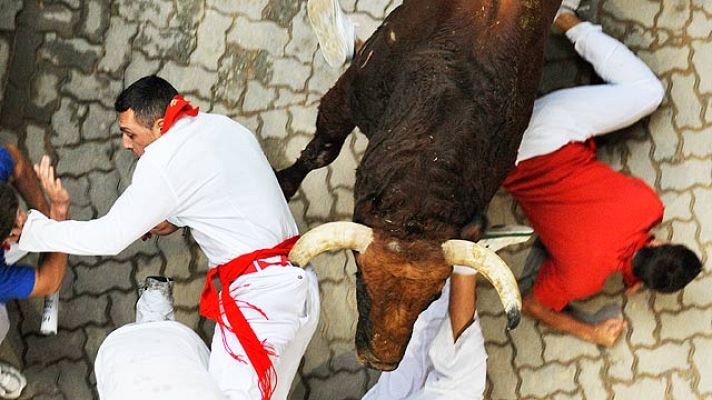 San Fermín - Veloz y tenso séptimo encierro de San Fermín 2011, de El Pilar